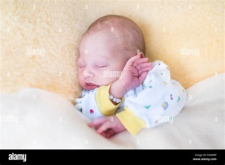 Can a baby sleep on a sheepskin