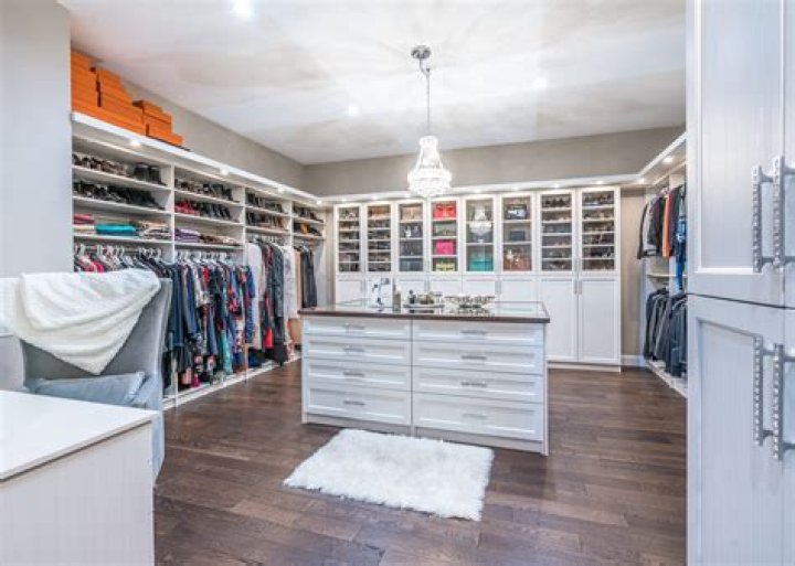 Does a closet need a header