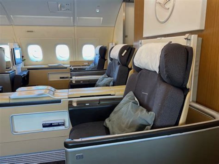 Does Lufthansa have flat beds in business class