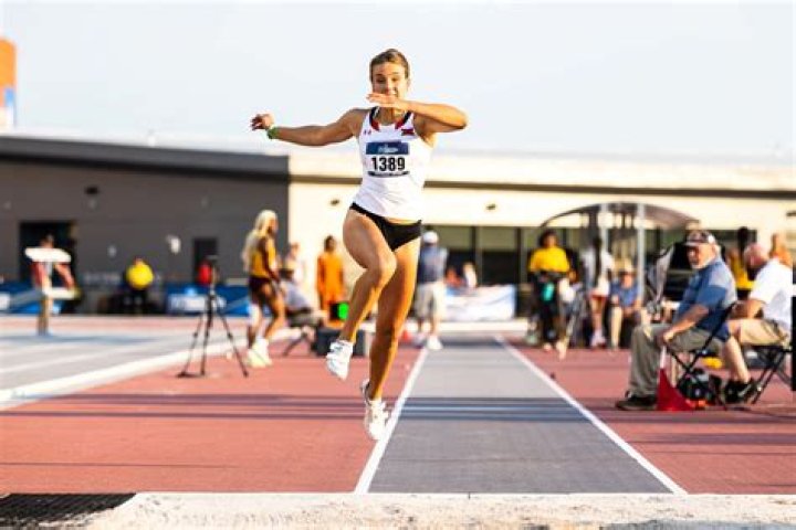 How are points scored in track and field