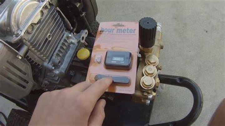 How does an engine hour meter work