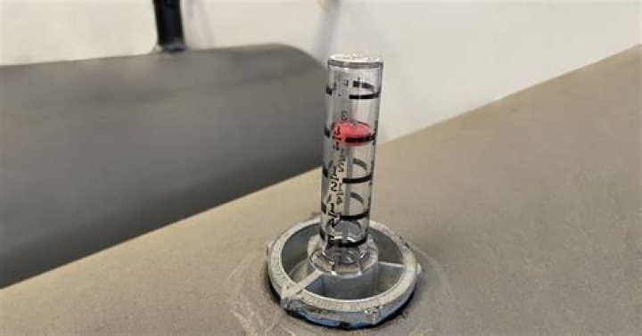 How does oil tank gauge work