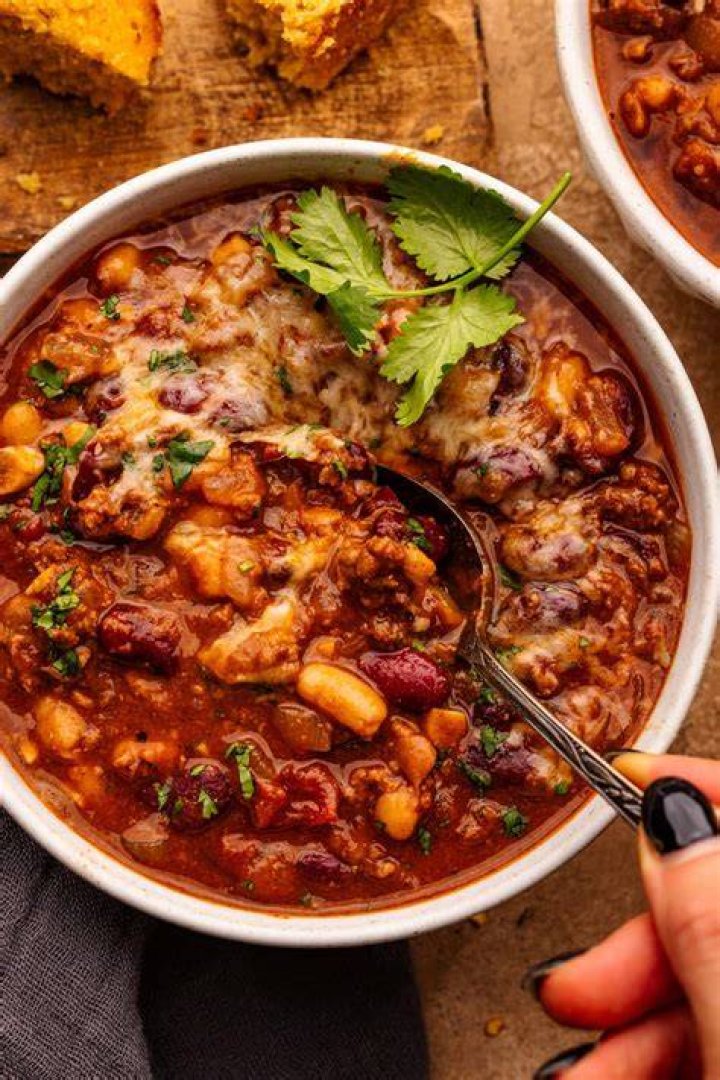 How many calories are in a bowl of chili with ground beef