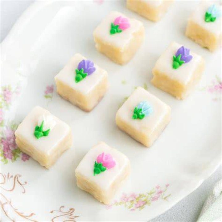 What are the types of Petit Four