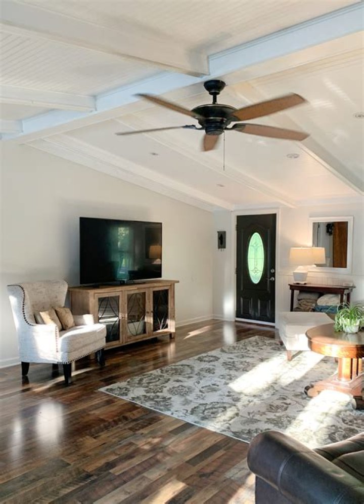 What color should a ceiling be