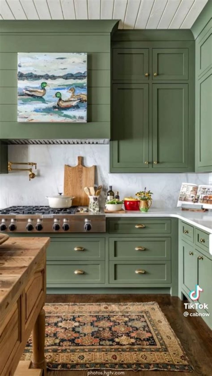 What color should I paint my kitchen with green countertops