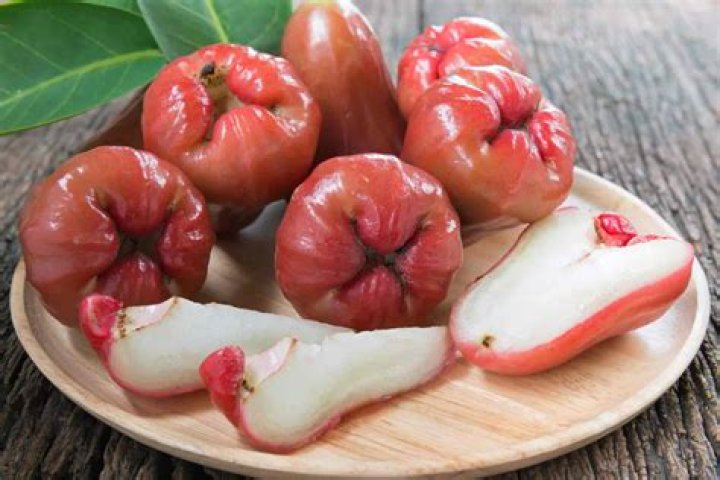 What does a rose apple taste like