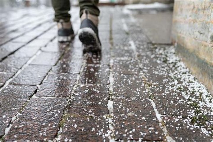 What ice melt is safe for asphalt driveways