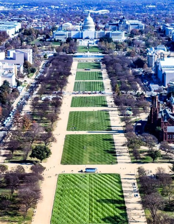 What two landmarks are on either side of the National Mall