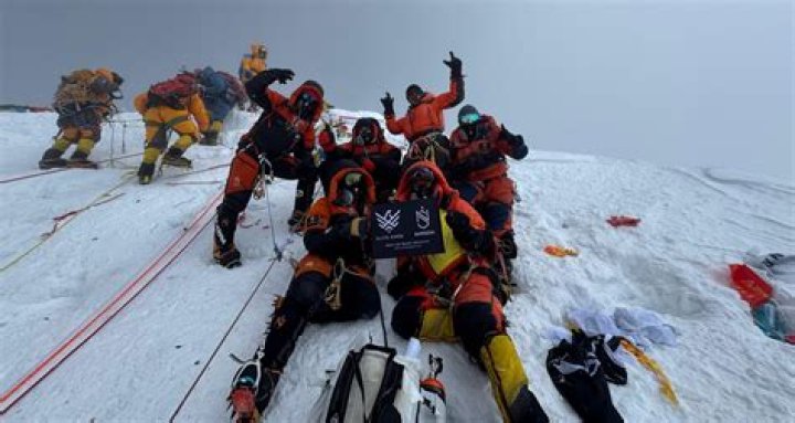 Who is the fastest climber of Mount Everest